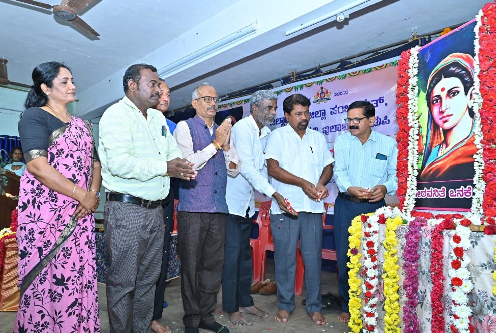 ತನಗಿಂತ ತನ್ನ ದೇಶಮೊದಲೆಂದು ಬದುಕಿದ ಒನಕೆ ಓಬವ್ವ ವಿದ್ಯಾರ್ಥಿಗಳಿಗೆ ಪ್ರೇರಣೆಯಾಗಲಿ: ಕೋಟ ಶ್ರೀನಿವಾಸ್ ಪೂಜಾರಿ ತನಗಿಂತ ತನ್ನ ದೇಶಮೊದಲೆಂದು ಬದುಕಿದ ಒನಕೆ ಓಬವ್ವ ವಿದ್ಯಾರ್ಥಿಗಳಿಗೆ ಪ್ರೇರಣೆಯಾಗಲಿ: ಕೋಟ ಶ್ರೀನಿವಾಸ್ ಪೂಜಾರಿ